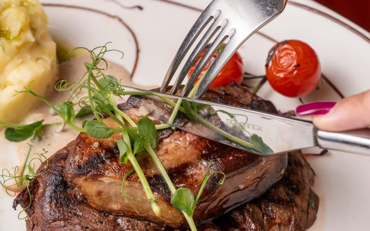 Entrecôte grillée servie en salle chez Gilda