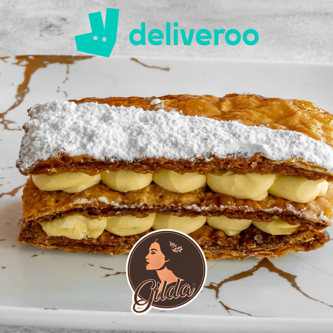 Un dessert feuilleté à la crème saupoudré de sucre glace