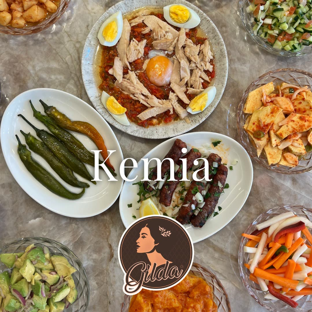 Une variété de petits plats et d'entrées tunisiennes disposés sur une table