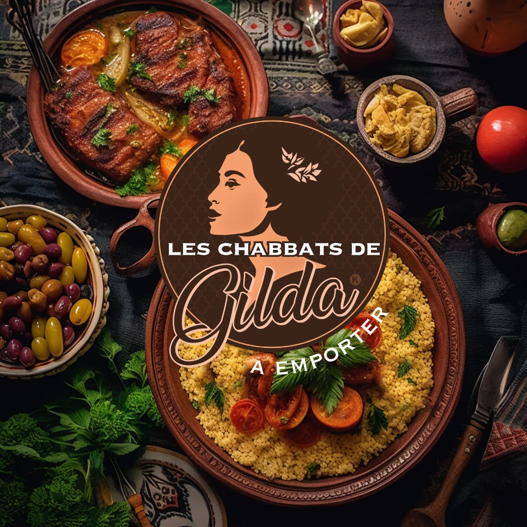 Un plat de couscous avec des tomates et des légumes accompagné d'une viande en sauce et d'olives