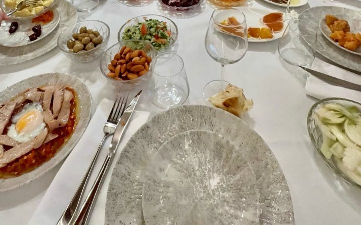 Une table de restaurant richement garnie de nombreux petits plats de mezzés et de spécialités tunisiennes