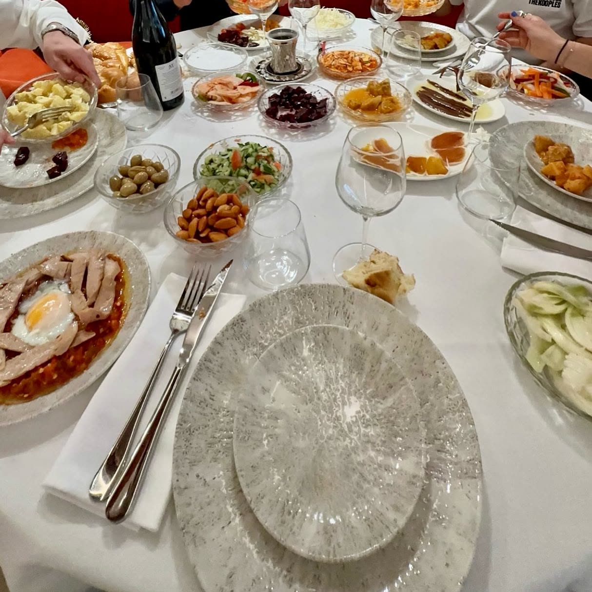 Une table de restaurant richement garnie de nombreux petits plats de mezzés et de spécialités tunisiennes